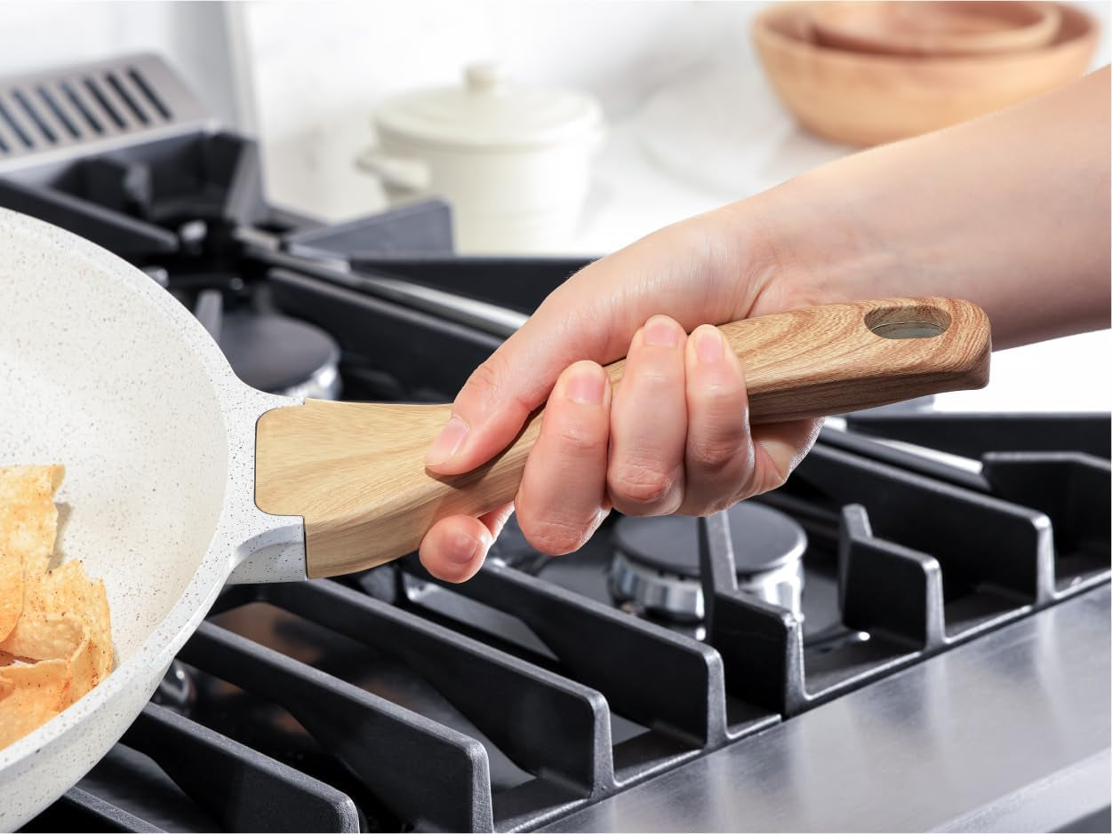 Nonstick Ceramic Frying Pan Skillet, 9.5 Inch Omelet Pan, Healthy Non Toxic Chef Pan, Induction Compatible Egg Pan with Heat Resistant Handle, Pfas-Free